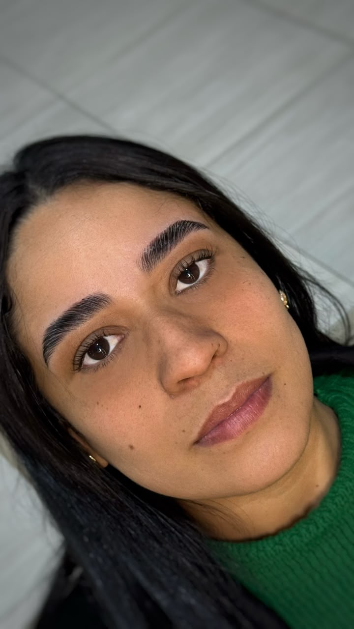Sobrancelhas com fio a fio natural e alinhado